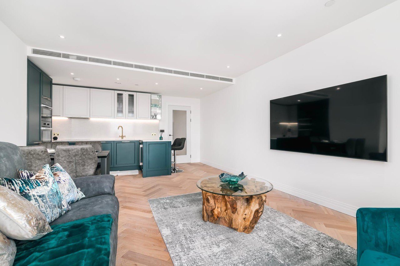 Refurbished London apartment with open-plan living room and navy kitchen, by MALCON