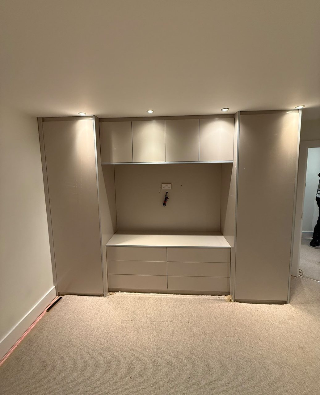 Fitted media and storage unit with concealed lighting, made and fitted by the MALCON team